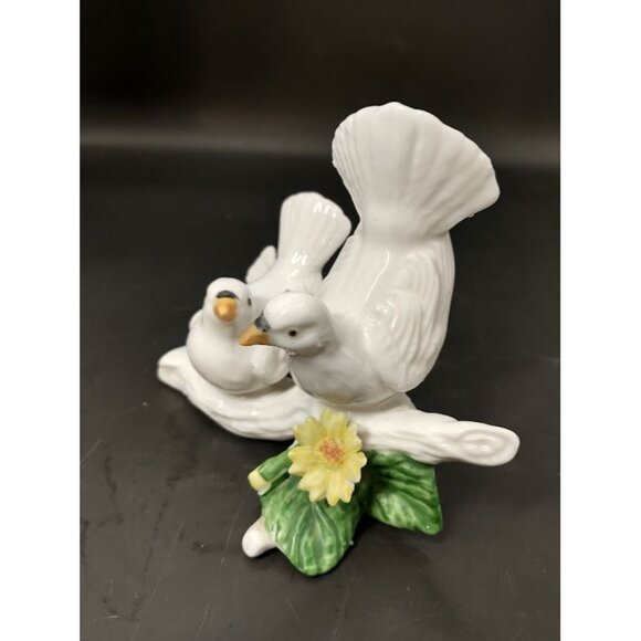 Vintage Genuine Bone China Taiwan Bird Figurine With Flower - Picture 3 of 6
